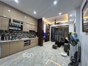 nhà ngõ 3 gác tránh phố hào nam. dt40m*5t. cách ô tô 30m. mt 4.6m. sổ vuông nở hậu. full nt ở ngay