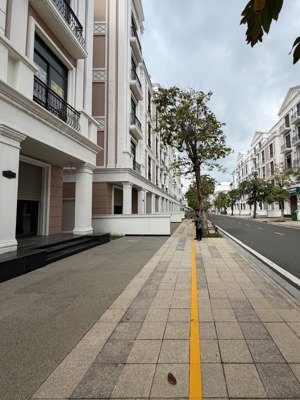 giỏ hàng nhà phố giá tốt ! bán căn 120m2, gía bán 18,5 tỷ, còn thương lượng khách hàng thiện chí