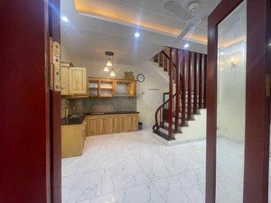 cc bán nhà tổ 14 yên nghĩa. dt 30m 4 tầng ôtô đỗ cổng cạnh chợ, gần trường giá 3tỷ92. lh 