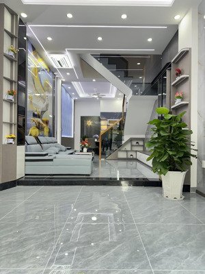 bán nhà 1 trệt 2 lầu kdc hiện hữu bình chuẩn cách đt743 200m sổ hồng hoàn công full nội thất vip