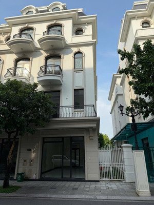 cần cho thuê căn xẻ khe sao biển xẻ khe 77 m2 hoàn thiện 5 tầng , về ở được luôn lh :0988610906