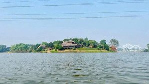 tay chạm hồ - dt 100m - đường 2 ô tô tránh - xác nhập thành xã hòa lạc - sát ngay đại học quốc gia