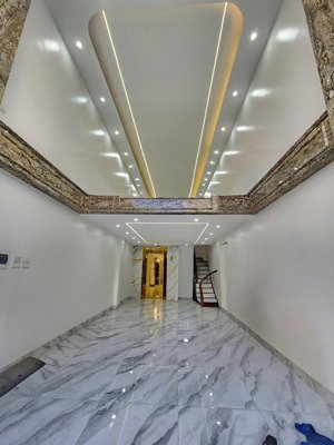 bán nhà tân mai , hoàng mai . dt 71m2 6t mặt tiền 4m giá 23,9tỷ .lh 