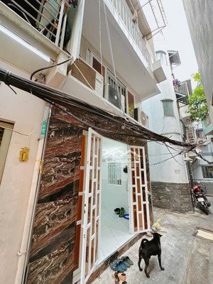 nhà khu phố tây bùi viện q1 hẻm 4m đang có dòng tiền cho thuê giá chỉ 4,5 tỷ. lh 