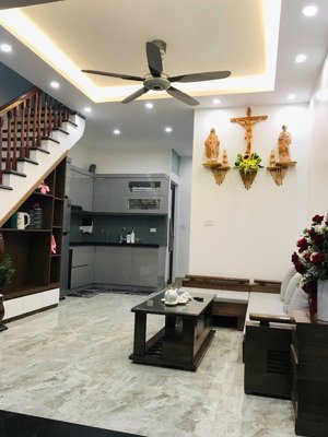 mình chính chủ cần bán nhà dân xây kiên cố 4 tầng, mặt ngõ thông, cách trục đường rộng 8m đúng 5m