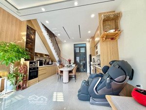 nhà đẹp 2 tầng khu bên sông 5x20 101m2 - gigamall phạm văn đồng
đường xe hơi tránh - tặng nội thất