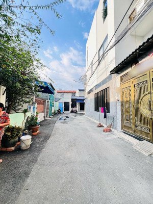 giá quá hời! chốt gấp nhà 3 tầng kiên cố - xe hơi đậu trước nhà - ngay chợ thủ đức - pháp lý chuẩn