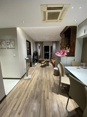 bán gấp căn hộ 2 phòng ngủ, 70m, tầng trung, full nội thất, giá 5.9 tỷ tại hòa bình green city