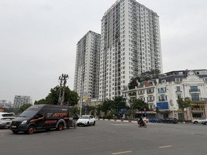 mặt phố hồng tiến -bồ đề - mặt phố đối diện hc golden - view vườn hoa - 84m2 -phù hợp làm văn phòng