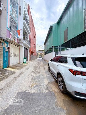 sát mặt tiền - phú nhuận- xe hơi ngủ trong nhà - tiện làm văn phòng kinh doanh