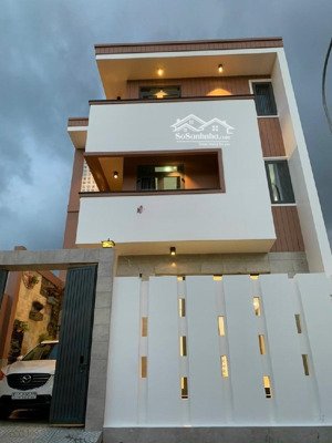 nhơn đức - nhà bè, nhà đẹp mới xây 3 tầng, xe hơi ngủ trong nhà. giá 5,8 tỷ.