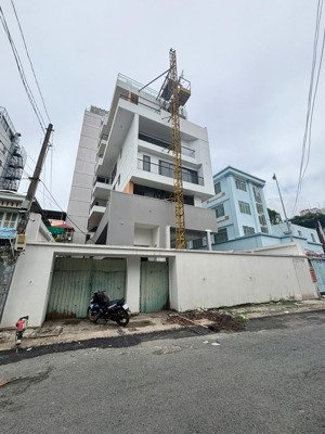 toà nhà bà huyện thanh quan q.3 - kc 1 hầm 6 tầng (dt 16m x 30m), dtsd 2500m2 hđt 500tr/th- 120 tỷ
