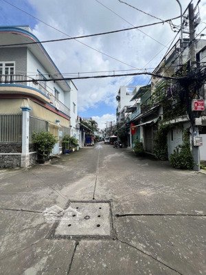 n18. căn góc 2 mặt tiền giáp tên lửa,3 tầng, đường 4m thông, nhỉnh 5 tỷ