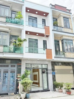nhà 3 tầng vừa hoàn thiện. sát tttm vincom dĩ an. dt: 65.5m2 (4.2x 15.6m). gồm 4pn- 5wc. giá: 5.75