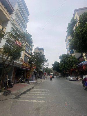 chính chủ gửi bán nhà mặt phố mậu lương 60m 7 tầng thang máy, vị trí kinh doanh sầm uất.