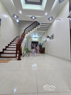 oto tránh trước nhà, nhà dân xây còn mới đẹp, chắc chắn. đất ở đô thị. 55m*5 tầng, 5 ngủ, giá đt.