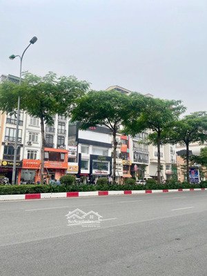 nhà mới kính koong-6 tầng thang máy- an cư lâu dài cho gia đình-3 thoáng-mặt tiền rộng- nhinhr