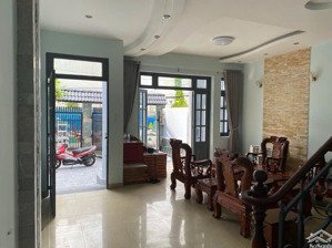 bán biệt thự 3 tầng _ phú thuận,quận 7 _ 142m2(6x25) _ giá 14,9 tỷ _ giáp pmh _ nhà đẹp , sân rộng