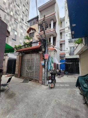 chính chủ trang bìa. cách mặt tiền 1 căn 110m2. sổ nở hậu nhà đẹp 5 tầng kiên cố. phú nhuận.