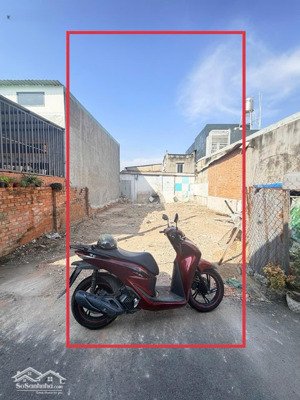 chủ gửi bán lô đất phường biên hoà. dt: 8x15=124m2. giá: 2tỷ490 đường xe 5 chỗ. hướng: đông