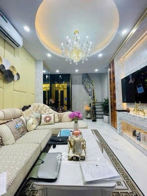 bán nhà! phố thịnh hào ,ngõ nông xe ba gác phóng vài bước chân ra oto mặt ngõ kd, dt 39m2 x 5 t