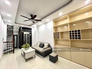 nhà mới đẹp sang xinh! 84 ngọc khánh, ngõ thông 1p ra phố, thang máy sịn, full nội thất ở ngay 39m2