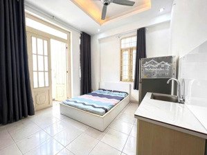 phòng ban công đầy đủ nọi thất giá tốt khu sân bay, gần công viên gia định