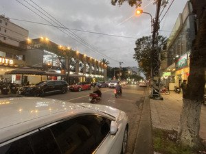 gần 400 m, góc 2 mặt tiền. ngang 23m. phù hợp nhà hàng, dịch vụ du lịch, cafe, ..