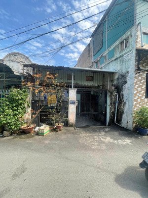 bán nhà cấp 4 sau lưng kđt vạn phúc, diện tích 80,9m2( 4,5*19) sổ riêng đang cho thuê 6tr/tháng