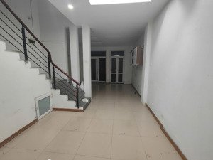 cho thuê lk rẻ nhất nguyễn văn lộc, làng việt kiều châu âu. mỗ lao, 90m,4 tầng 22tr. lh 