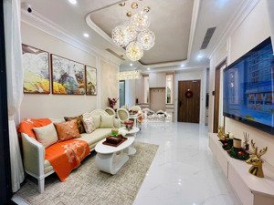 nằm ngay mặt tiền thủ khoa huân , cách 100m ngã tư hòa lân.