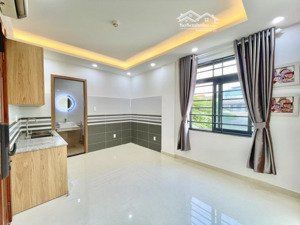 phòng ngay 429 lê văn việt cửa sổ lớn, giá rẻ gần kcnc full nội thất - hầm xe - tháng máy