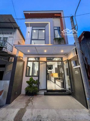 chính chủ cần bán căn nhà lầu 2 góc mặt tiền, sổ riêng, 100% thổ cư gần kdl bửu long - biên hoà