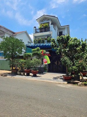 bán biệt thự 3 tầng. khu dân cư khang điền. giá tốt nhất khu vực .