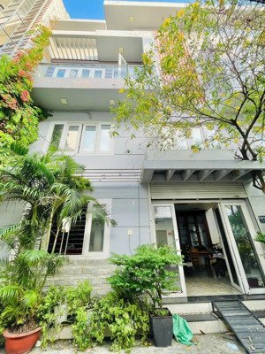 bán nhà góc 2 mt đường tân sơn nhì, 4m, nở hậu 5,5m dài 13m, 4 tầng hẻm rộng 7m