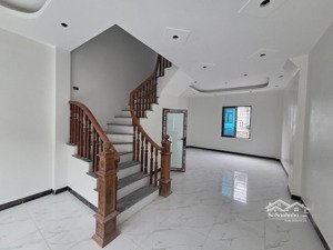 e cần bán nhà thị trấn chúc sơn, ô tô đỗ cửa. s45m2, 4 tầng, 5 phòng, gía nhỉnh 4 tỷ