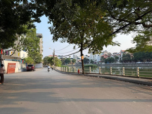 nhà 50m2 ở bồ đề - ngõ thông ô tô - ngay hồ điều hòa, cách phố hồng tiến 100m - ở sướng