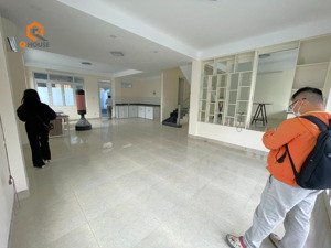 villa sau lưng mega market an phú - an khánh 10*20m hầm 2 lầu 5 phòng sân thượg, chỉ 54 triệu/tháng