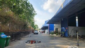 nhà xưởng cho thuê - tân uyên 8600m2 giá 600 triệu/tháng tiếp cát gỗ phun sơn