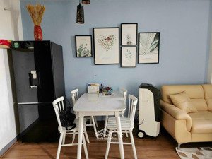 cho thuê căn hộ imperial place - 2 phòng ngủ - nhà full đủ hết đồ đẹp- 8 triệu/th