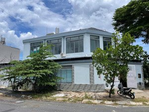 giáp q7 , view công viên , cửa sổ trời , góc 2 mặt tiền , nhà xe rộng ,...vv