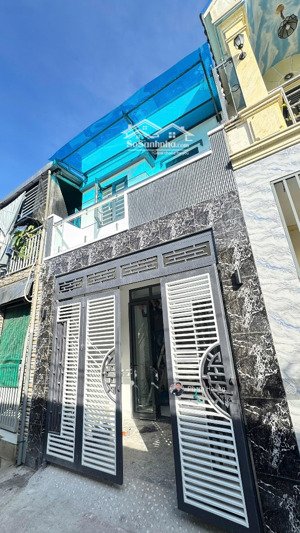 chính chủ bán nhà 1 trệt 1 lầu 2pn sổ hồng riêng dt 55m đường oto gần trường dĩ an, chợ và nhà thờ