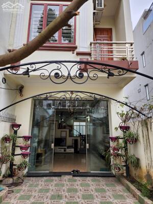 Cho thuê nguyên căn sân cổng 110m2 Văn Cao, 4 p.ngủ.