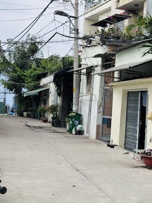 bán căn nhà xây kiên cố , 4 x 15, ngay điện máy xanh, hxh huỳnh tấn phát, quận . 7, chỉ 8 tỷ.