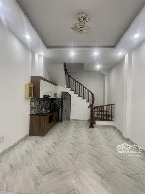 nhà 30m x 5 tầng việt hưng ngay sau bigc long biên cách đường lớn oto tránh đỗ ngày đêm chỉ 15m