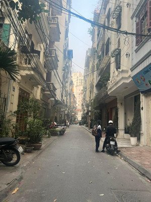 bán nhà cầu giấy dt: 85m, nhà 4t, mt: 4.5m, giá: 17.3 tỷ