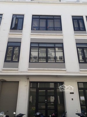 cho thuê nhà mặt phố vinhomes hàm nghi,95m * 5 tầng,thông sàn,thang máy,giá 70 triệu,lh 