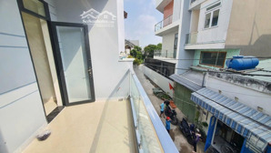 nhà 1 trệt 1 lầu đúc hẻm 7m gần song hành, đông hưng thuận...
dt: 4 x 13m
kết cấu: 1 trệt 1 lầu. g