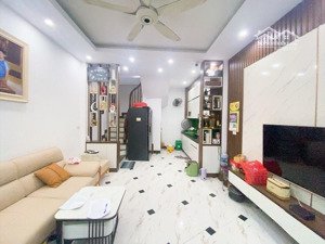 bán nhà gần chợ hà đông - nhỉnh 6 tỷ - 40m - ô tô đỗ cách 20m - nhà đẹp ở luôn - chủ mót bán