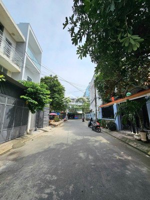 nhà đẹp đường tân hòa đông giáp quận 6 và q.tân phú. 4mx20m. 3 tầng. chỉ nhỉnh 8.x tỷ còn tl.